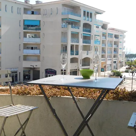 Studio agréable résidence Les Oliviers avec parking Apartamento